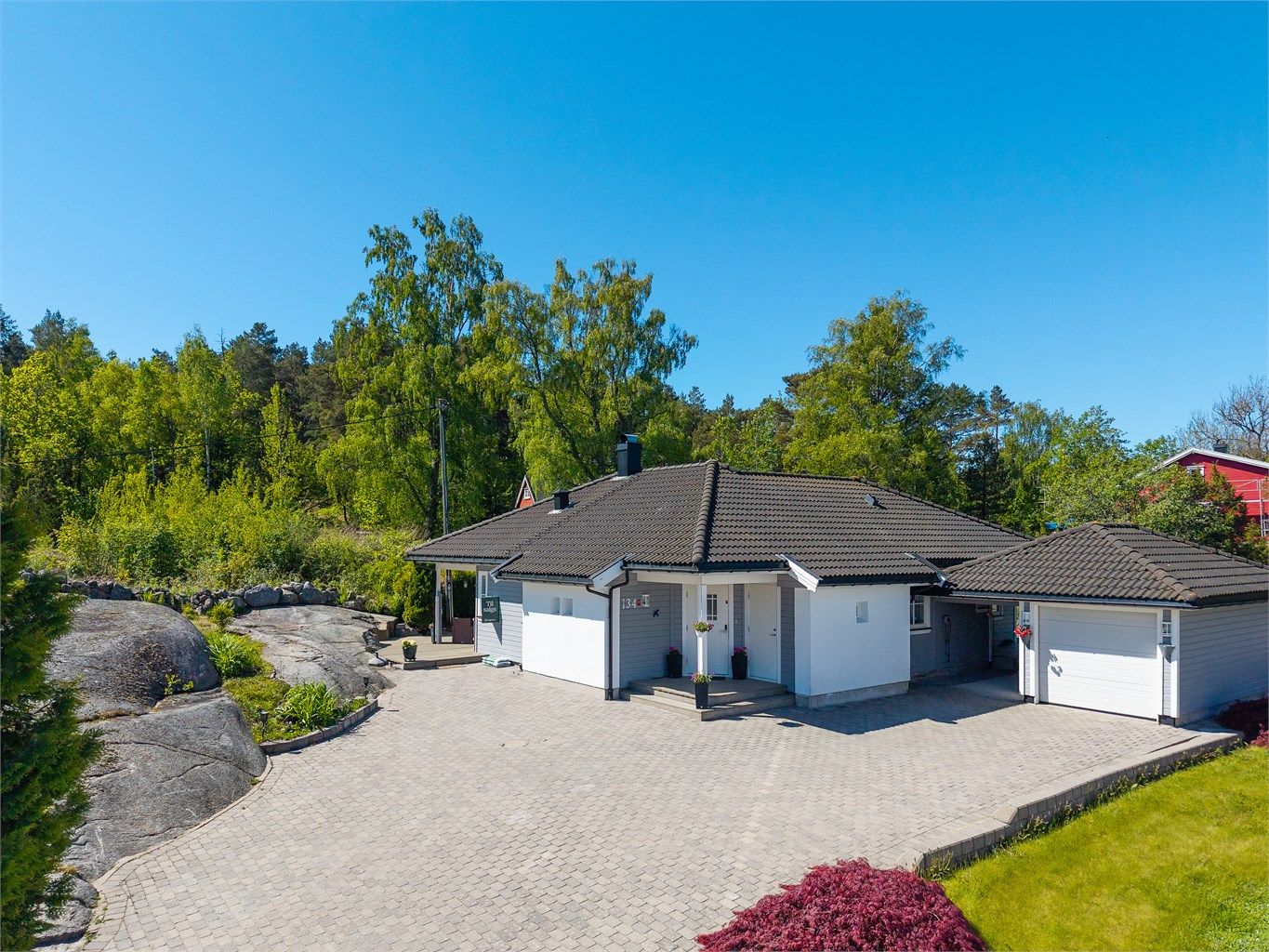 Eiendommen ligger høyt og fritt, i et stille og naturskjønt område på nordre del av Tjøme