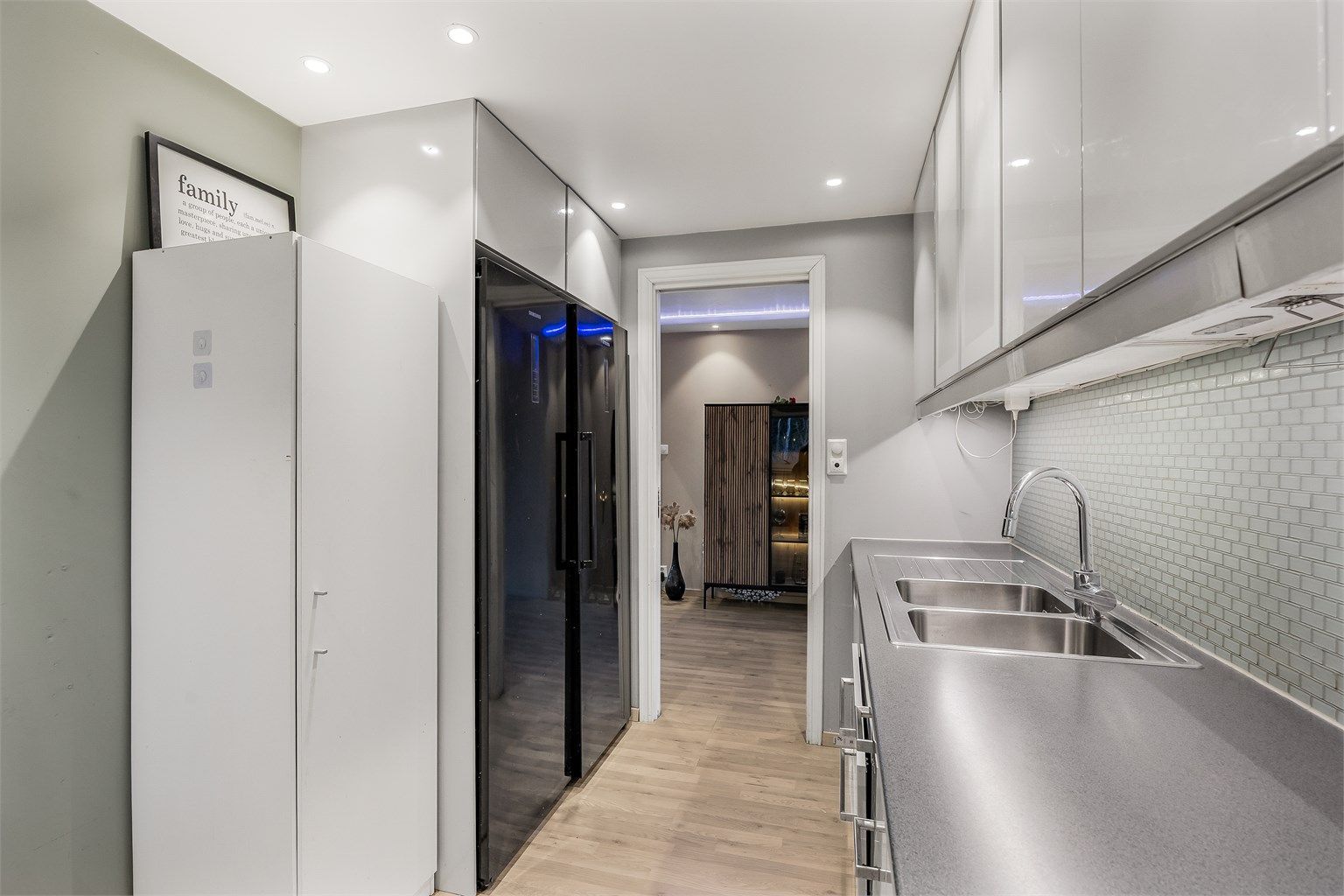 Ventilator i overskap sørger for avtrekk under matlaging.