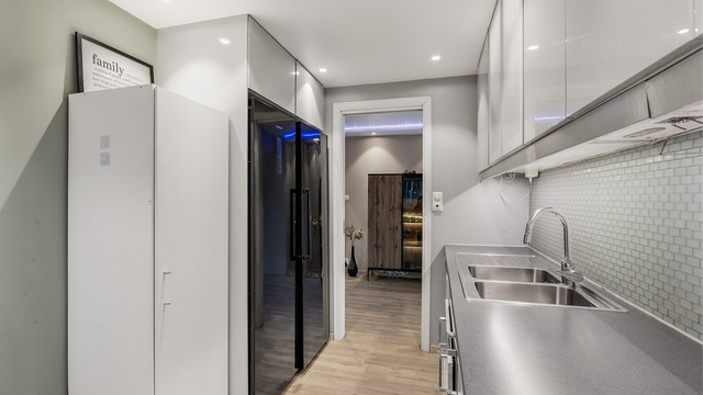 Ventilator i overskap sørger for avtrekk under matlaging.