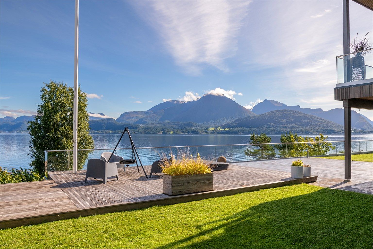 Store terrasseflater gir god plass til flere soner for opphold og møblering.
Foto: Stian Wiik