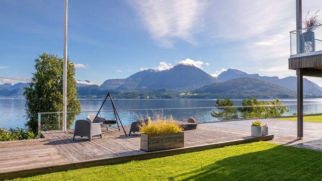 Store terrasseflater gir god plass til flere soner for opphold og møblering.
Foto: Stian Wiik