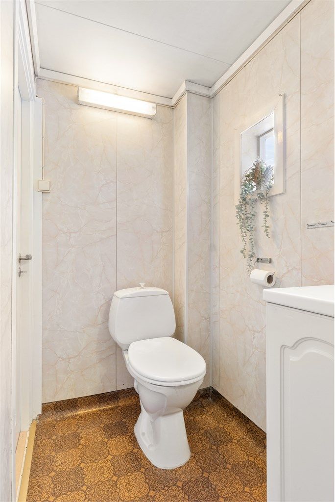 Badet har gulvbelegg, baderomsplater på vegger og takplater i himling.