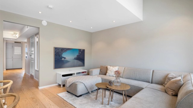 Det er malt i duse fine farger og man har downlights i tak.