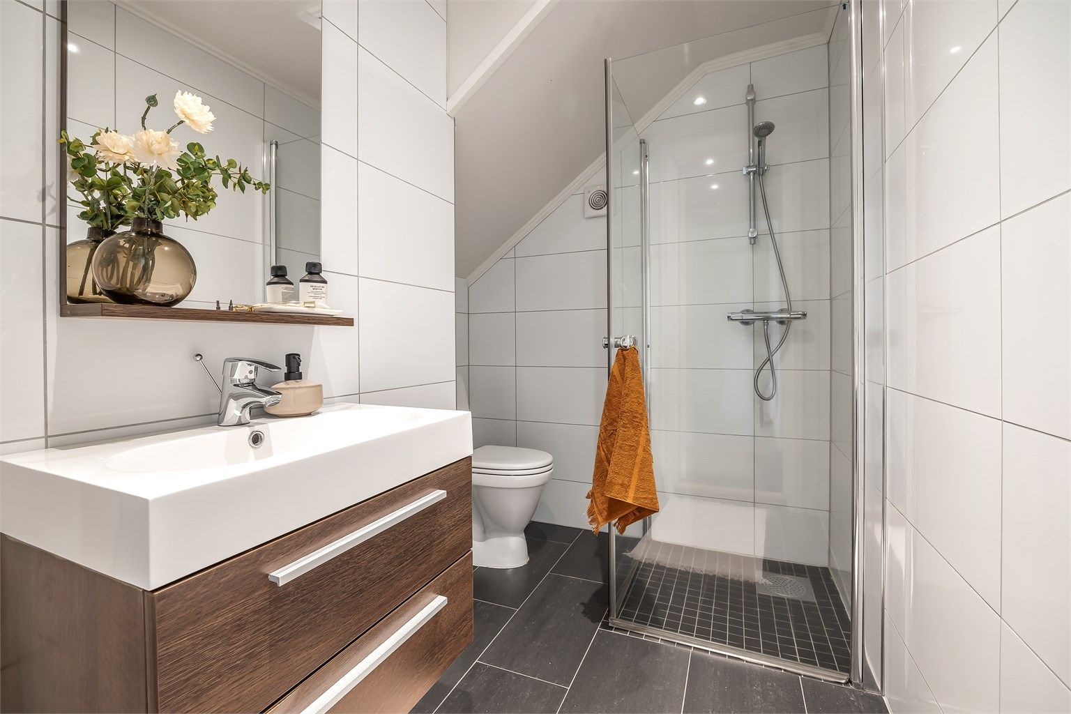 Pent flislagt bad fra ca. 2012 med downlights i tak og gulvvarme.