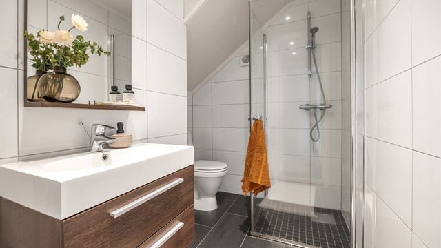 Pent flislagt bad fra ca. 2012 med downlights i tak og gulvvarme.