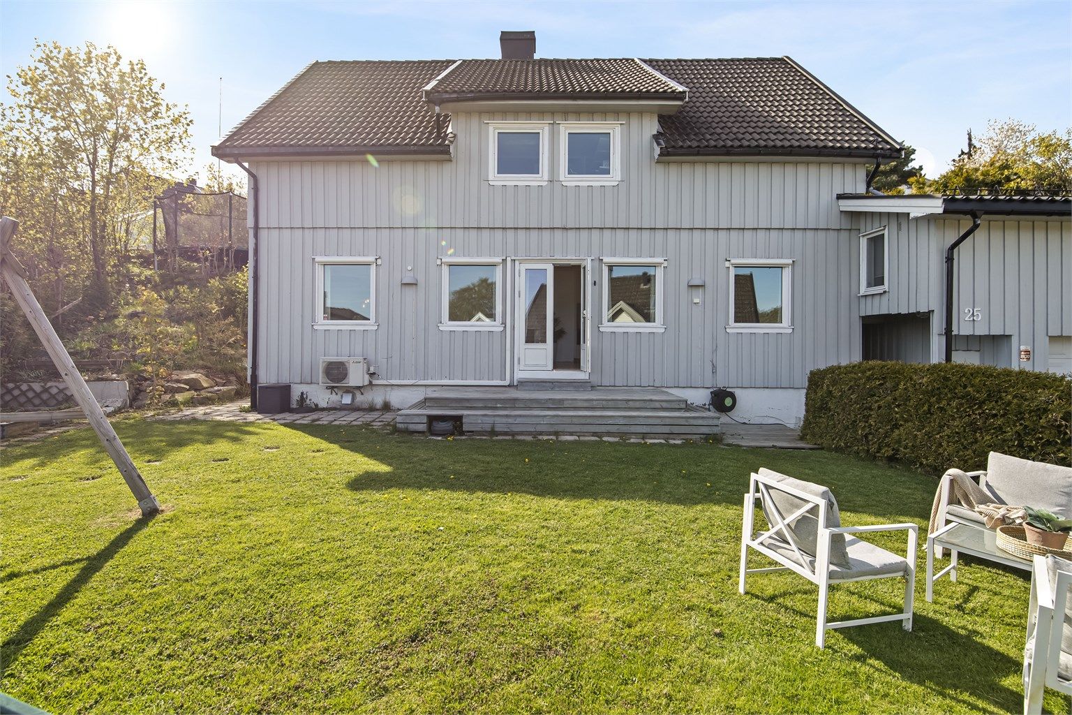 Boligen ble påkostet med flere nye vinduer og dør i perioden 2021-2023. Noen vinduer har også utvendig solskjerming.