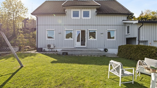 Boligen ble påkostet med flere nye vinduer og dør i perioden 2021-2023. Noen vinduer har også utvendig solskjerming.