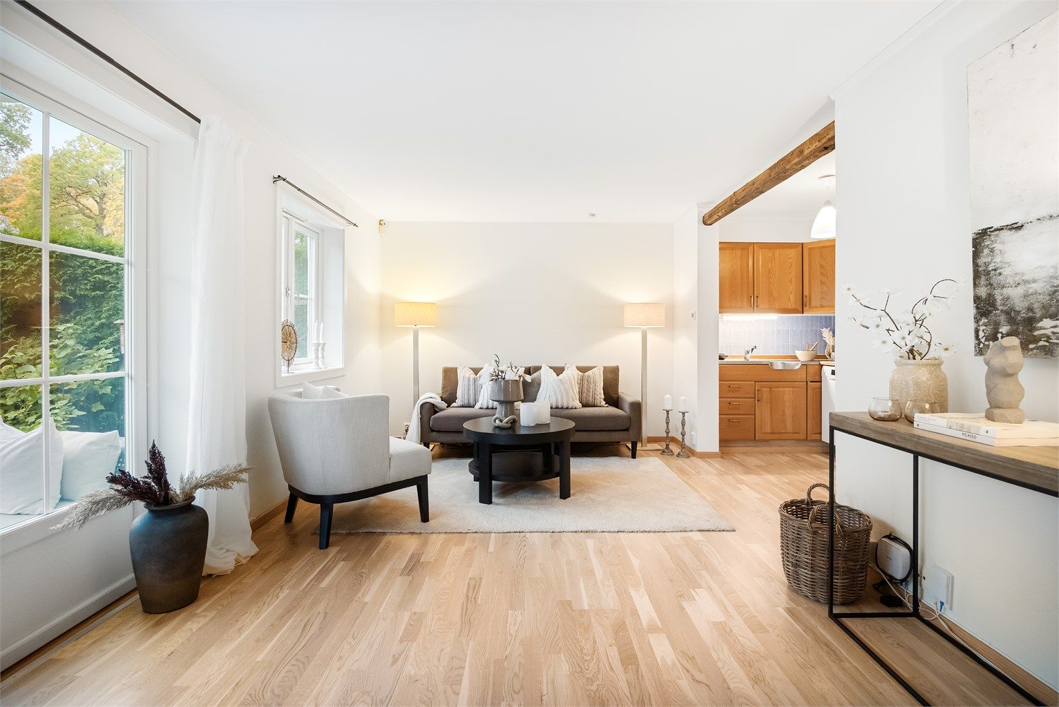 Romslig stue med god plass til å innrede i ulike soner.