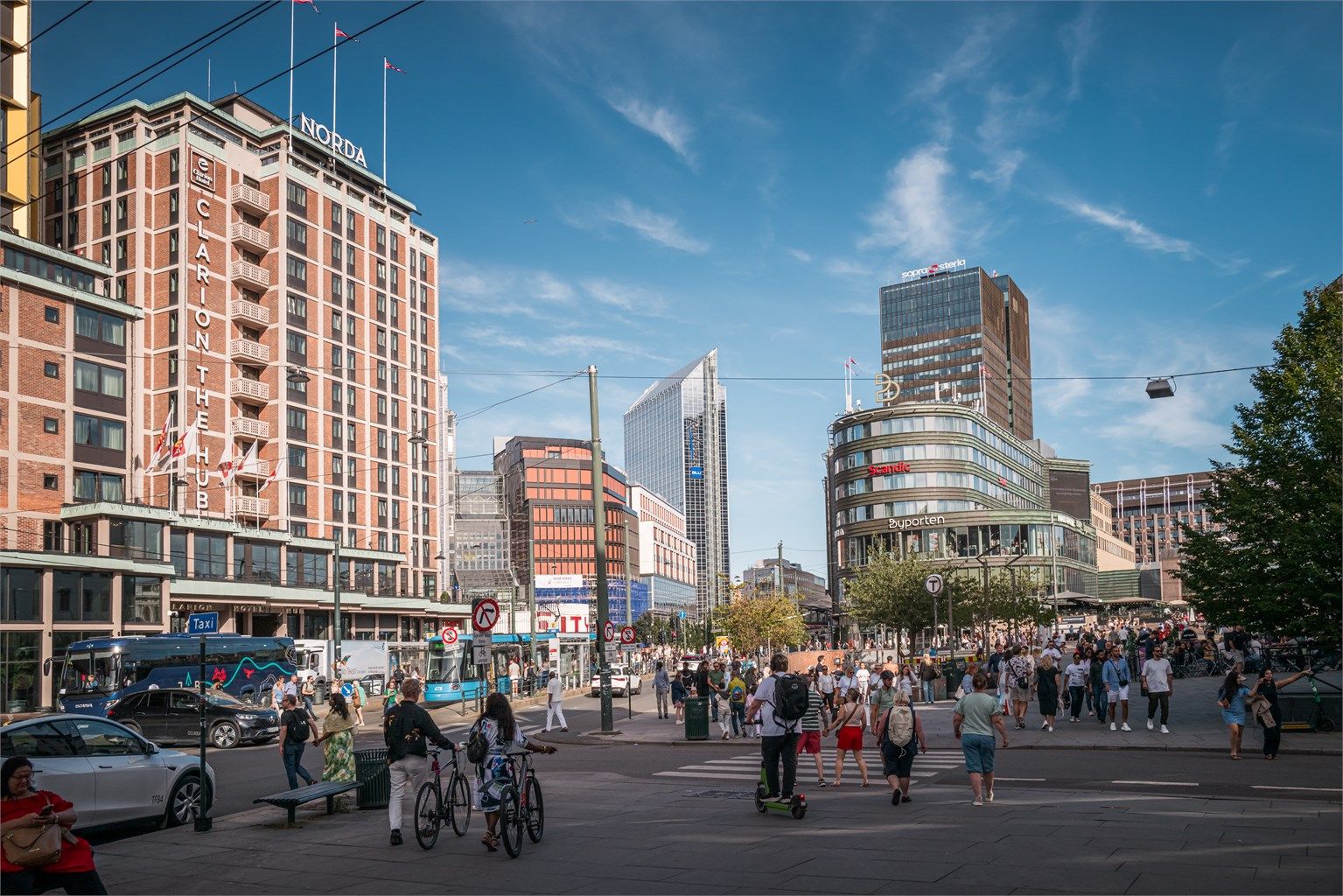 Jernbanetorget og Oslo S er kun få minutters gange unna, med et svært godt kollektivtilbud som gjør det enkelt å komme seg videre rundt i byen og ut av Oslo.