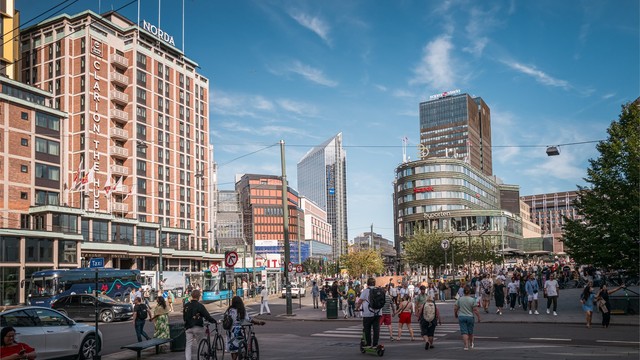 Jernbanetorget og Oslo S er kun få minutters gange unna, med et svært godt kollektivtilbud som gjør det enkelt å komme seg videre rundt i byen og ut av Oslo.