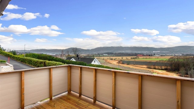 Solrik veranda med fin utsikt