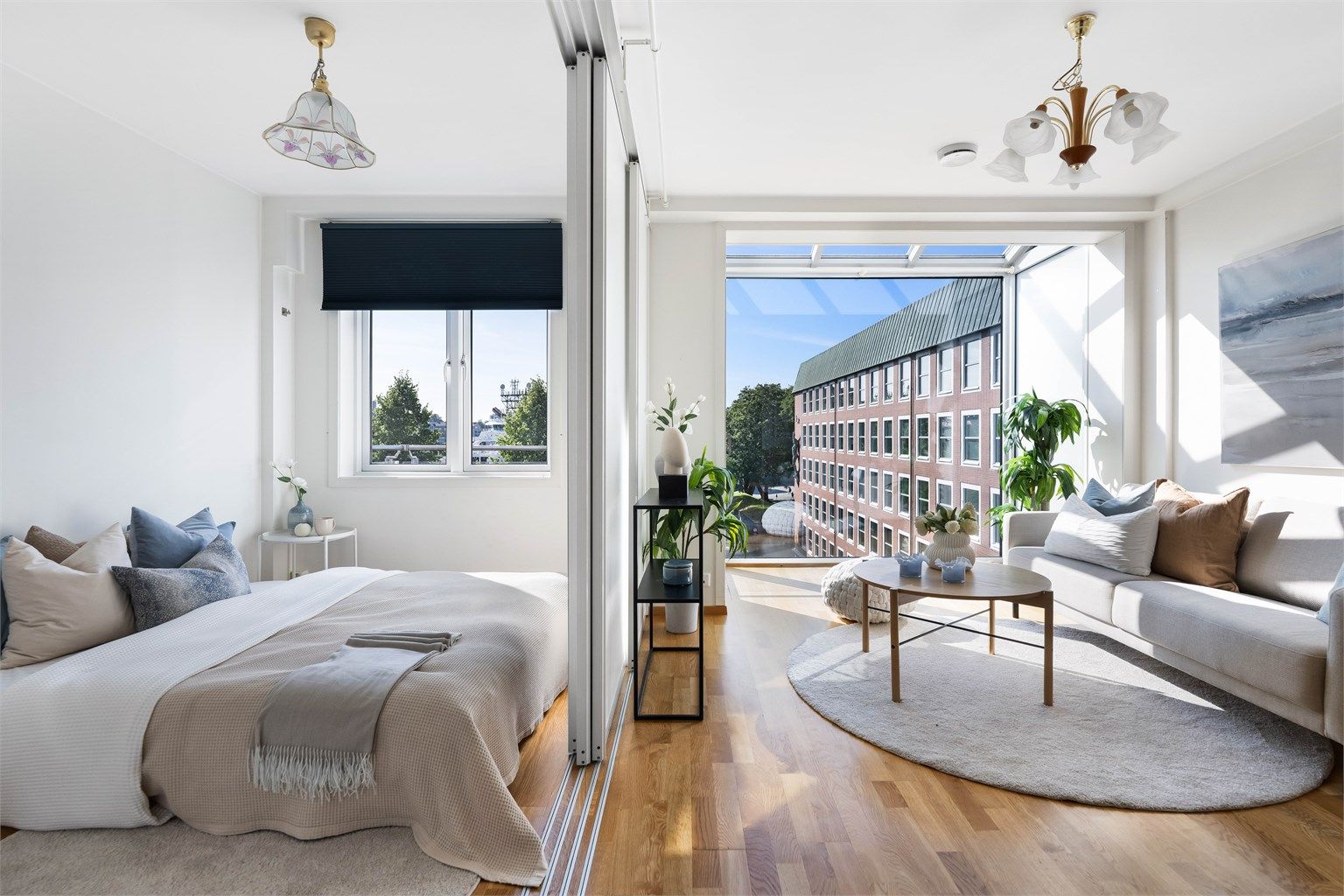 Skyvevegg som er mulig å åpne opp mellom soverom og stue.