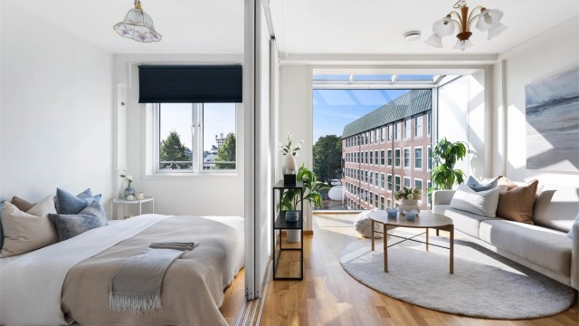 Skyvevegg som er mulig å åpne opp mellom soverom og stue.