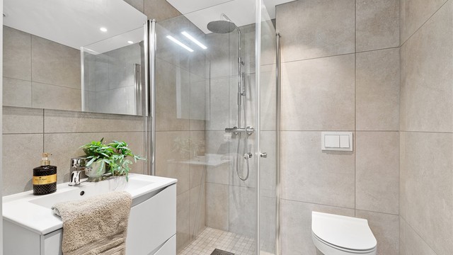 Gjestebadet har samme utførelse som hovedbadet og holder en høy standard.