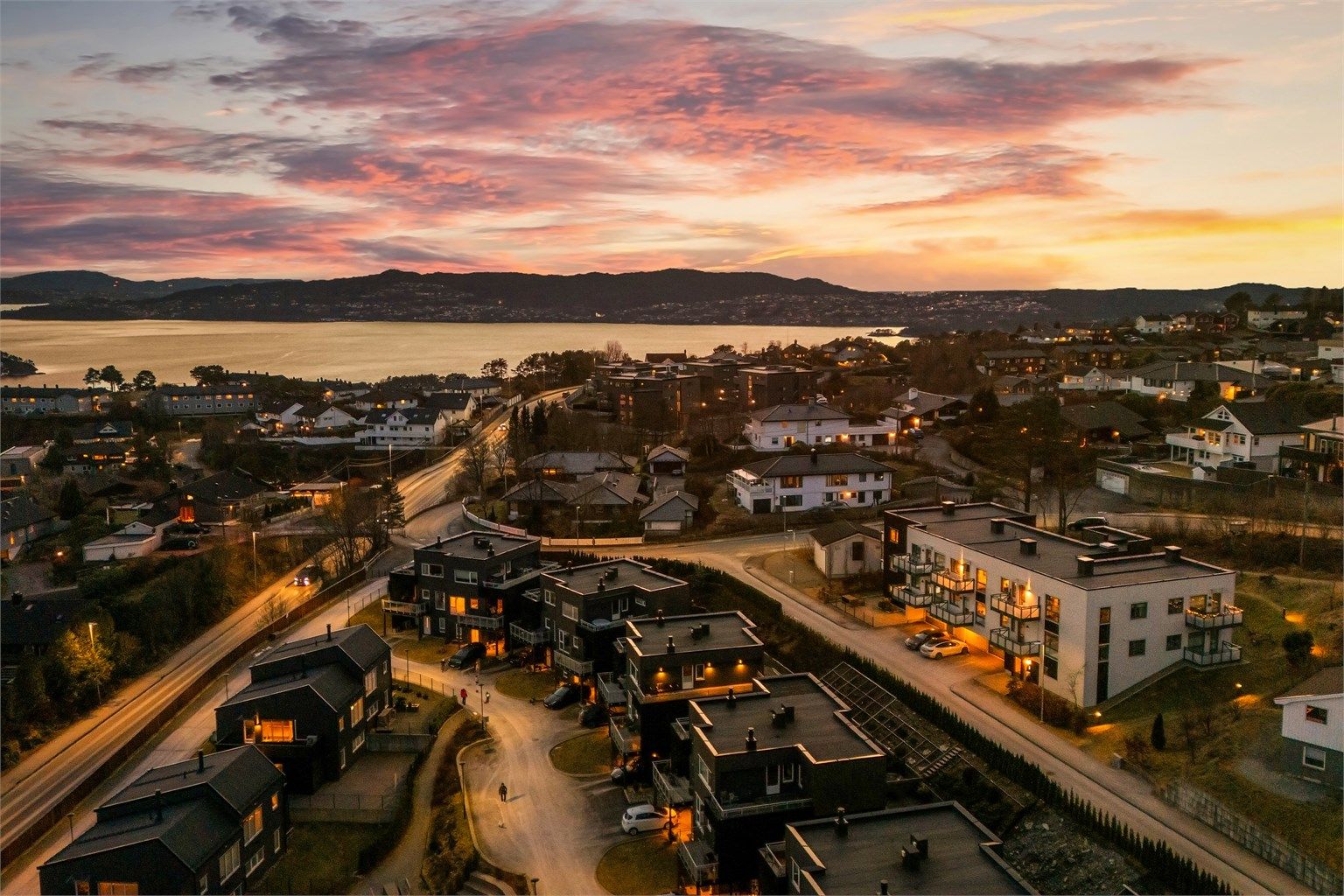 Meget sentral beliggenhet i Åsane. Fra leiligheten har man kort vei til butikker, buss, skole og barnehage. 