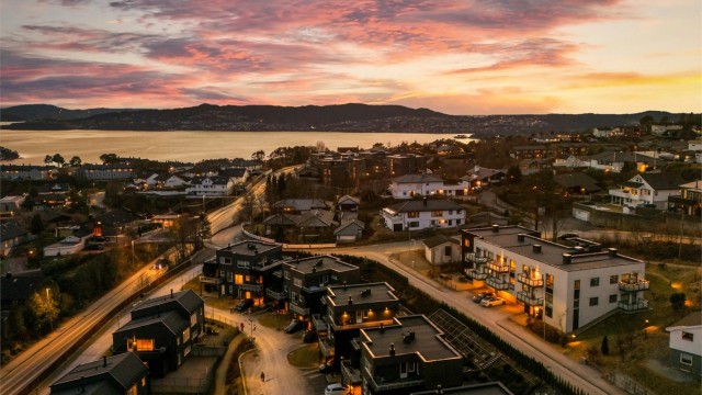 Meget sentral beliggenhet i Åsane. Fra leiligheten har man kort vei til butikker, buss, skole og barnehage.