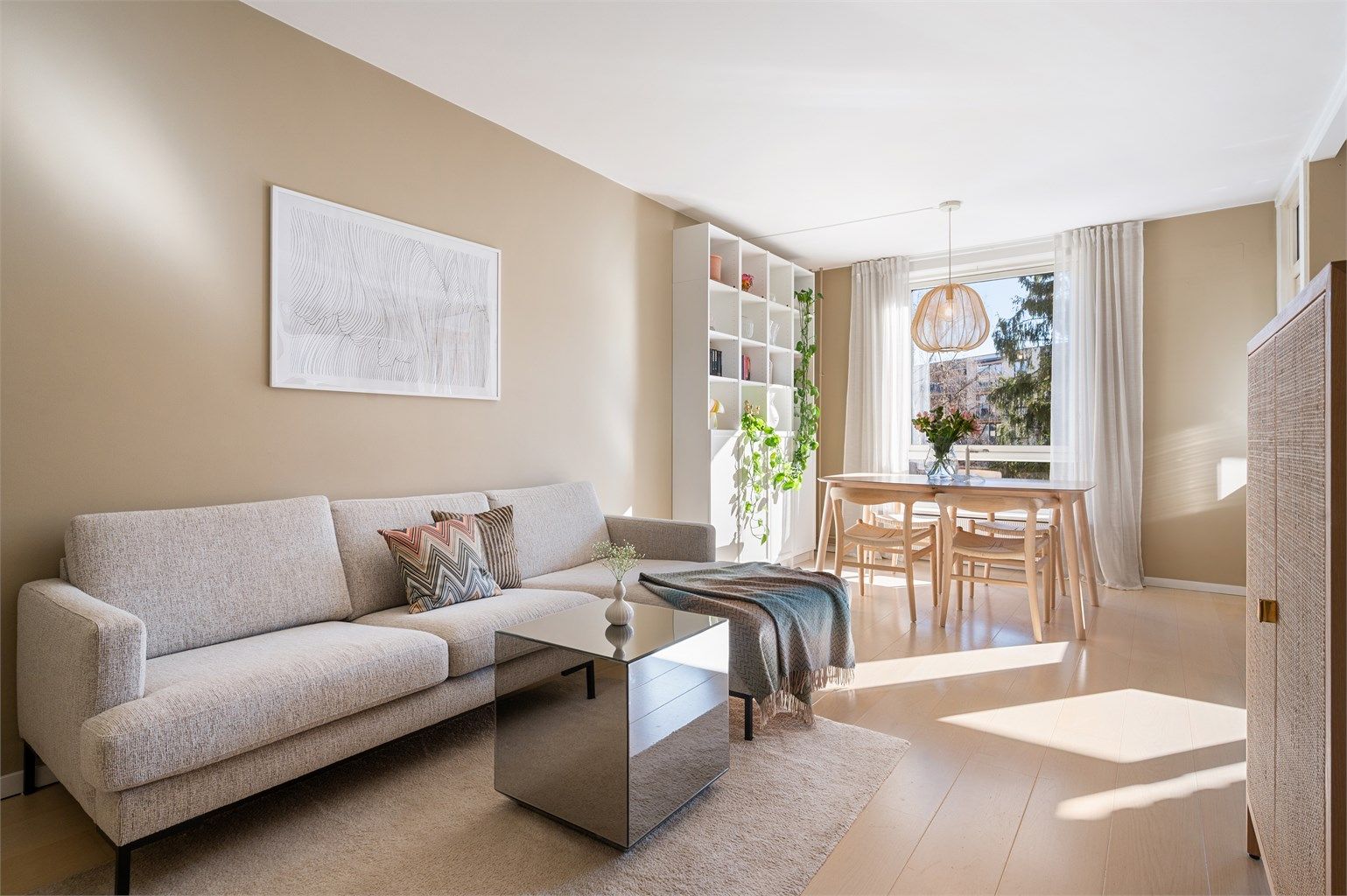 Store vindusflater sørger for mye naturlig lys.