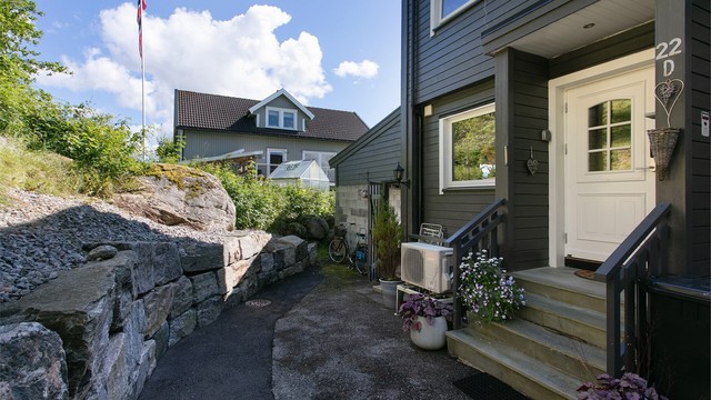 Adkomst til boligen langs opparbeidet natursteinsmur mot terrenget.