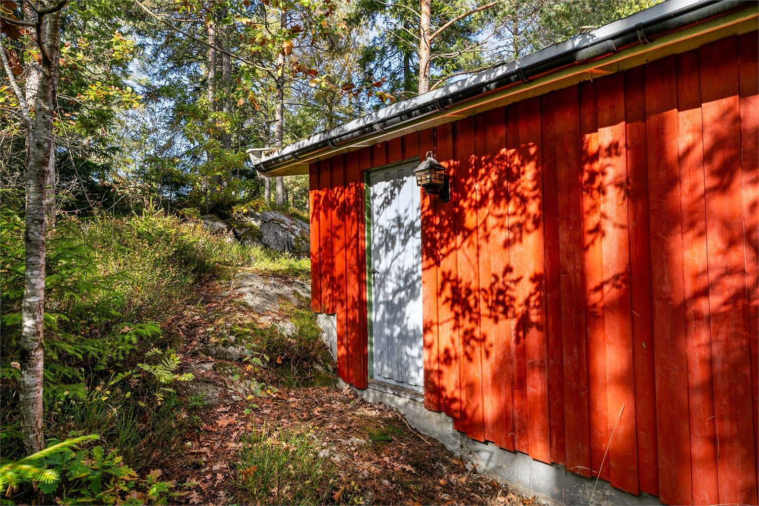 Råteskader er registrert i kledningen rundt bodens ytterdør.