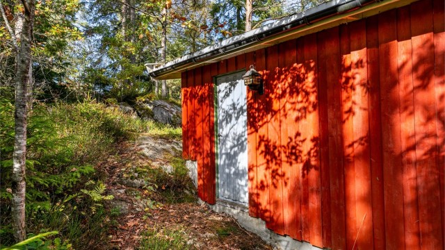 Råteskader er registrert i kledningen rundt bodens ytterdør.