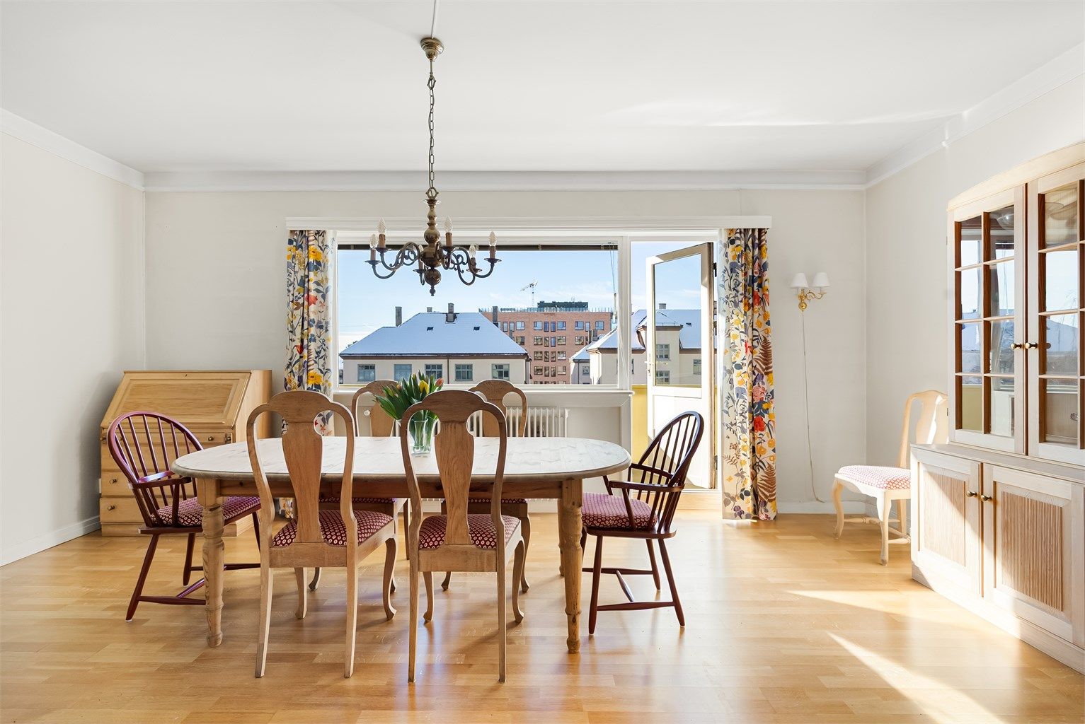 Den andre stuen er romslig med god plass til sofa og tilhørende bord eller en større spisegruppe.