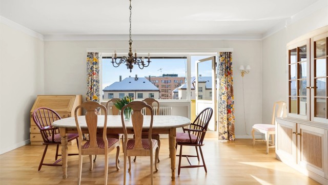 Den andre stuen er romslig med god plass til sofa og tilhørende bord eller en større spisegruppe.
