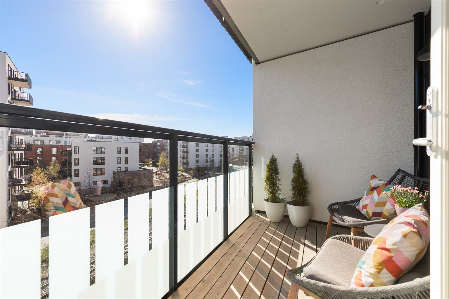 Balkong II er overbygd og vender mot syd. Her kan du sitte ute selv om det regner 