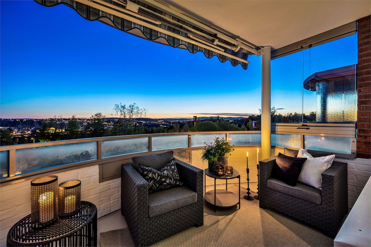 Velkommen til 3-roms topp- og endeleilighet i  Bølerskrenten 15!
Herlig og luftig utsikt fra balkong og stue.