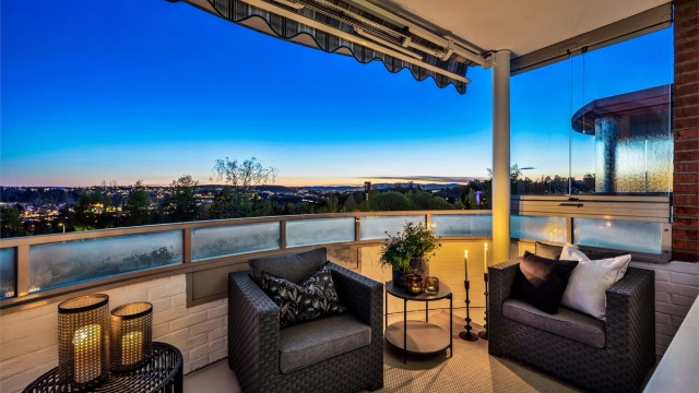 Velkommen til 3-roms topp- og endeleilighet i Bølerskrenten 15!
Herlig og luftig utsikt fra balkong og stue.