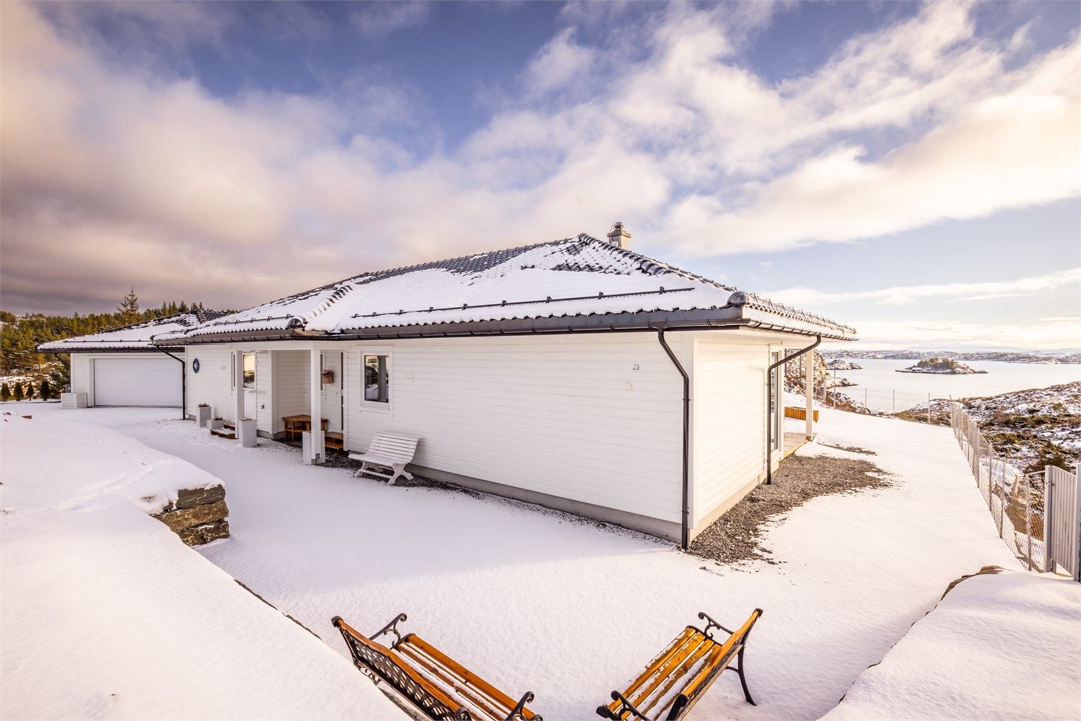- Det er nydelig opparbeidet rundt huset med fin natursteinsmur og hekk. Tomten er flat og enkel å opparbeide videre om ønskelig. -