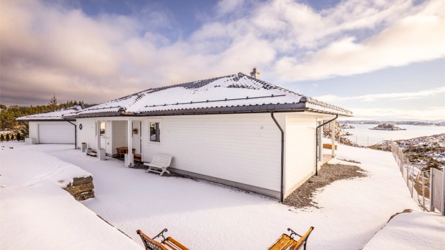 - Det er nydelig opparbeidet rundt huset med fin natursteinsmur og hekk. Tomten er flat og enkel å opparbeide videre om ønskelig. -