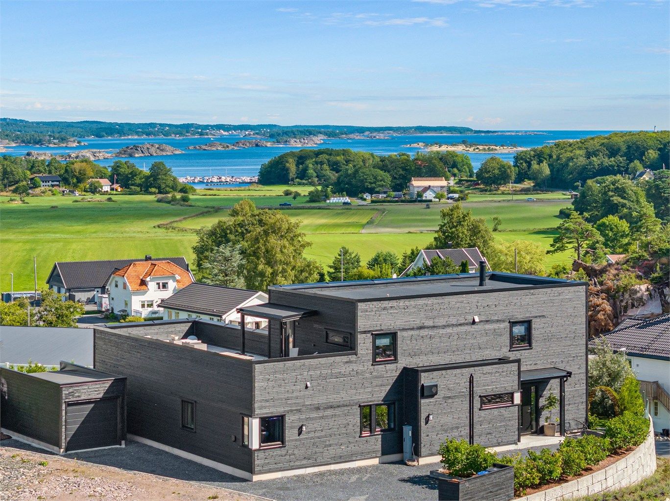 Teisendal 14- Stor funkisvilla med nydelig utsikt solrik hage