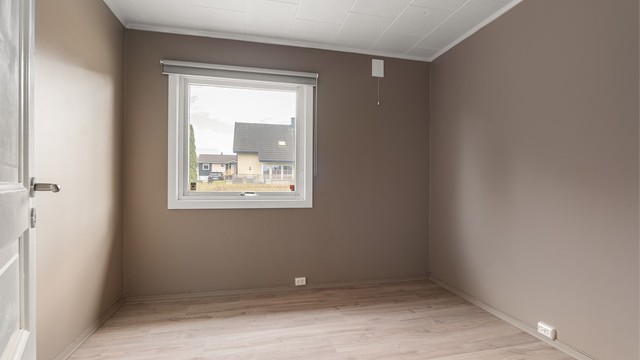 Begge soverom i første etasje ble i 2017 både malt og oppgradert med nytt laminatgulv.