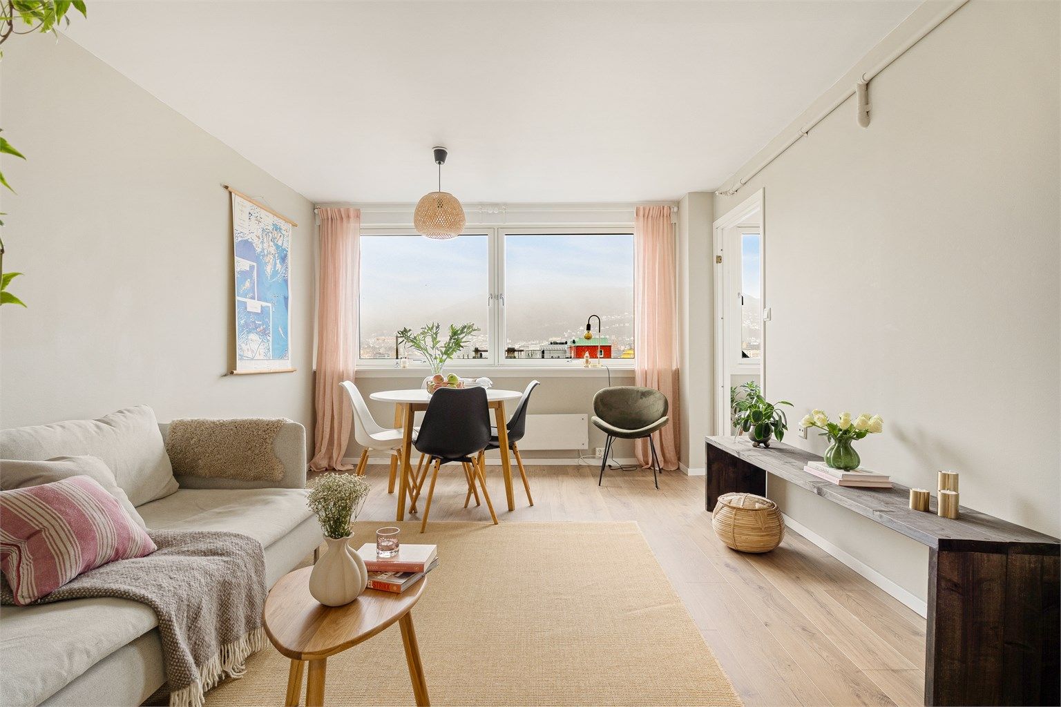 Leiligheten ligger i 3.etasje og det er heis i bygget!