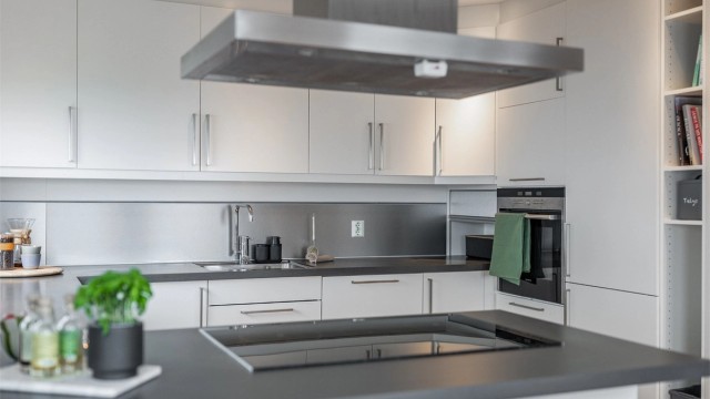 Nedfelt platetopp fra Siemens. Takhengt ventilator. Det er montert metallplate på vegg bak kjøkkenvask
