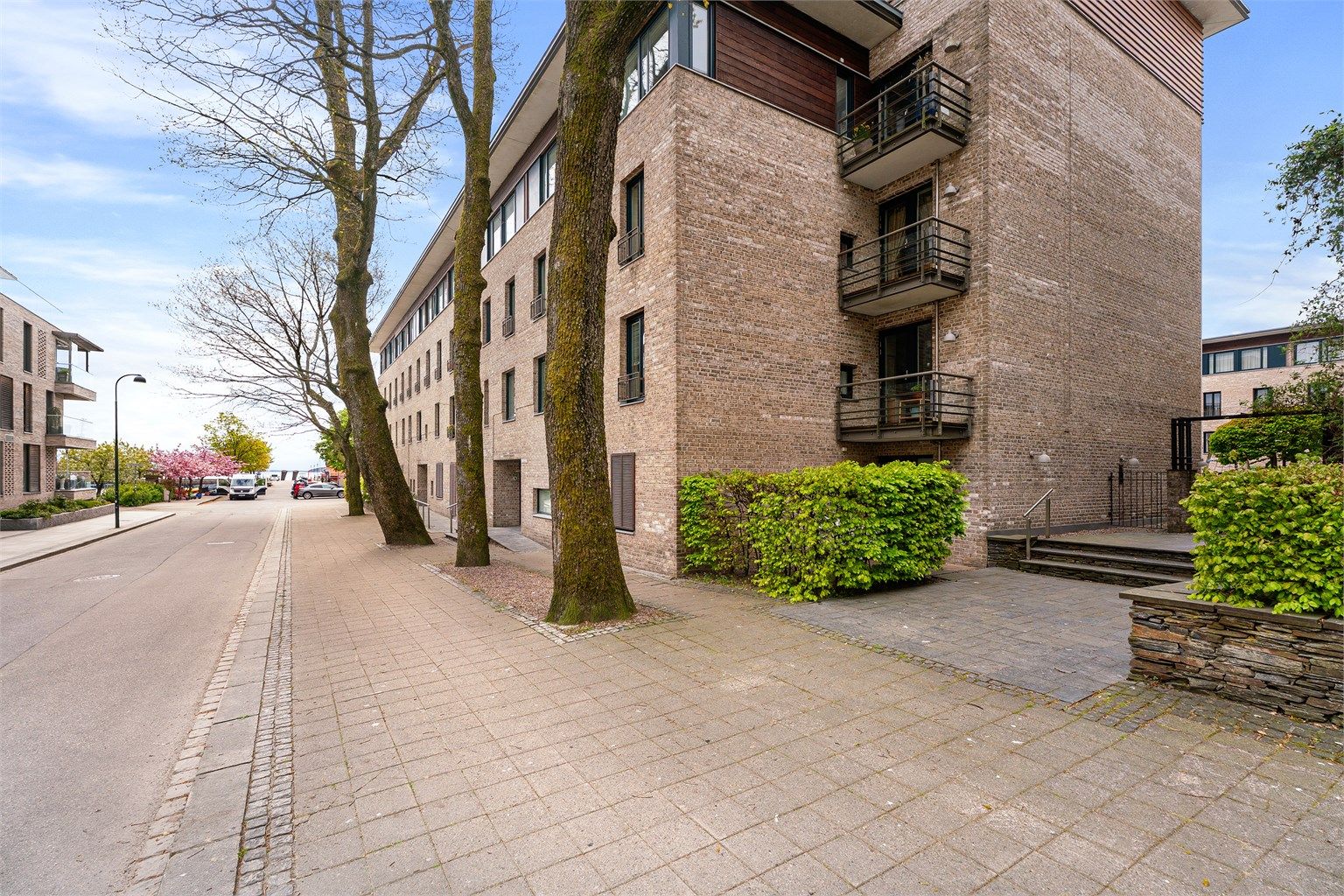 Inngang fra Kirkegata til leiligheten med trappefri adkomst og heis til leiligheten