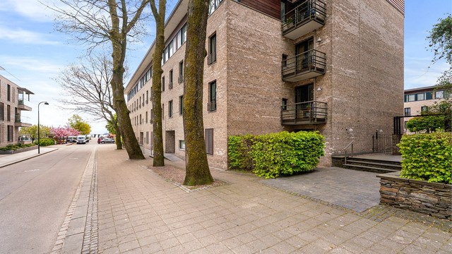 Inngang fra Kirkegata til leiligheten med trappefri adkomst og heis til leiligheten