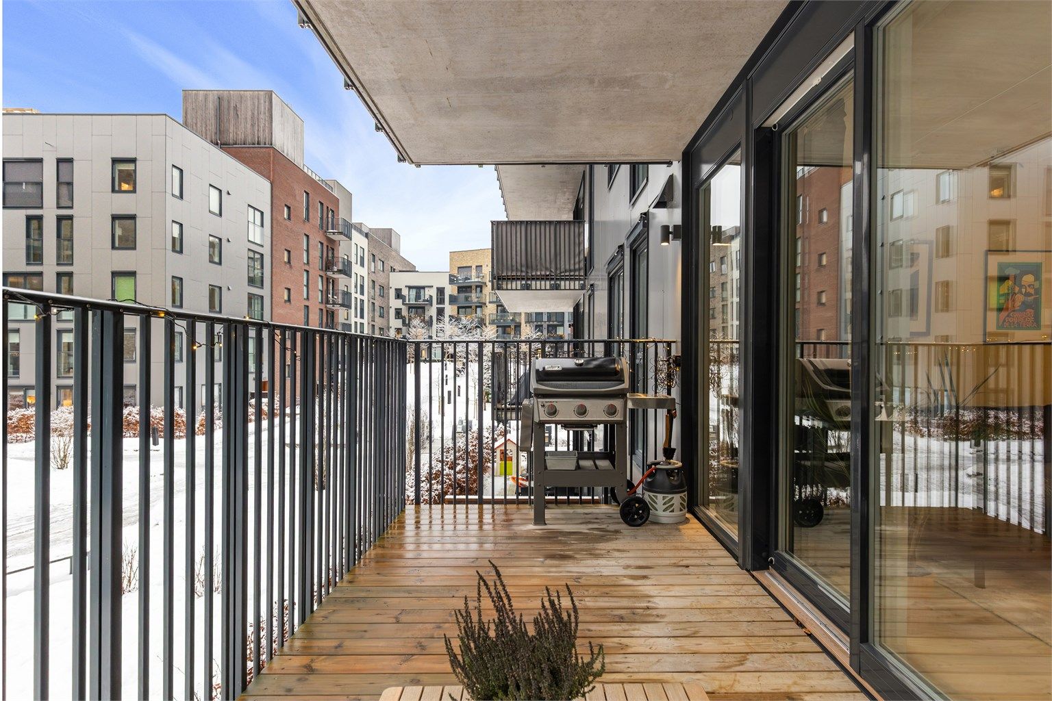 Det er tillatt med elektrisk- eller gassgrill på balkongen. Om sommeren er det sol på balkongen fra ca kl. 13 til 21.