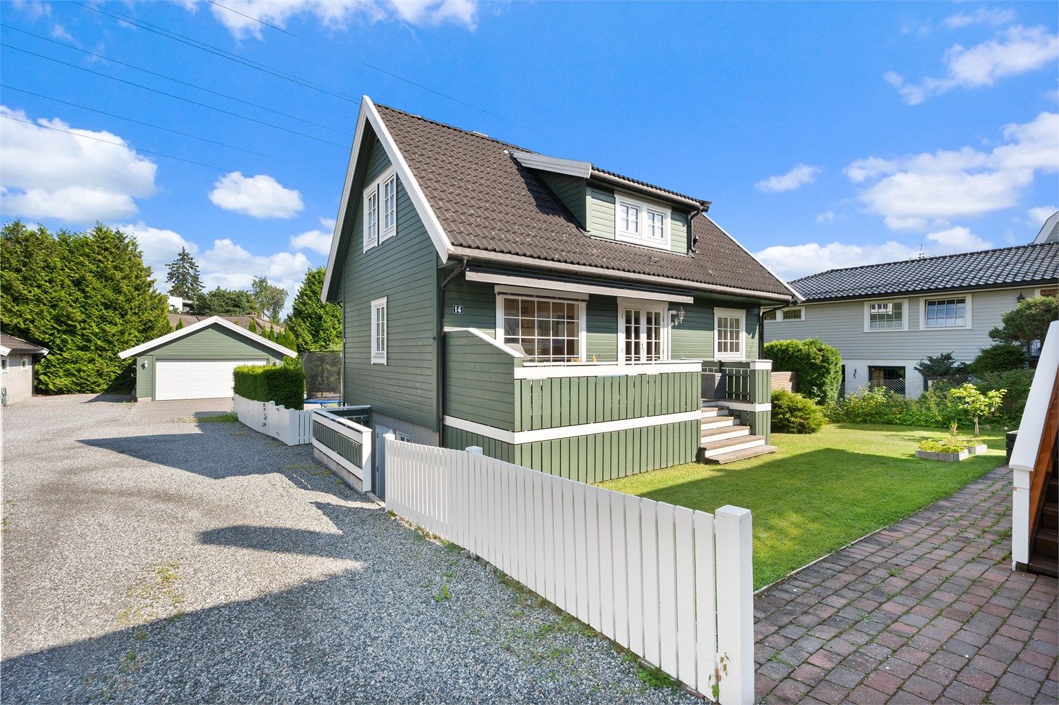 Huset stod ferdig i 1998. Adkomst via grusvei. Garasjen til venstre for huset tilhører boligen.