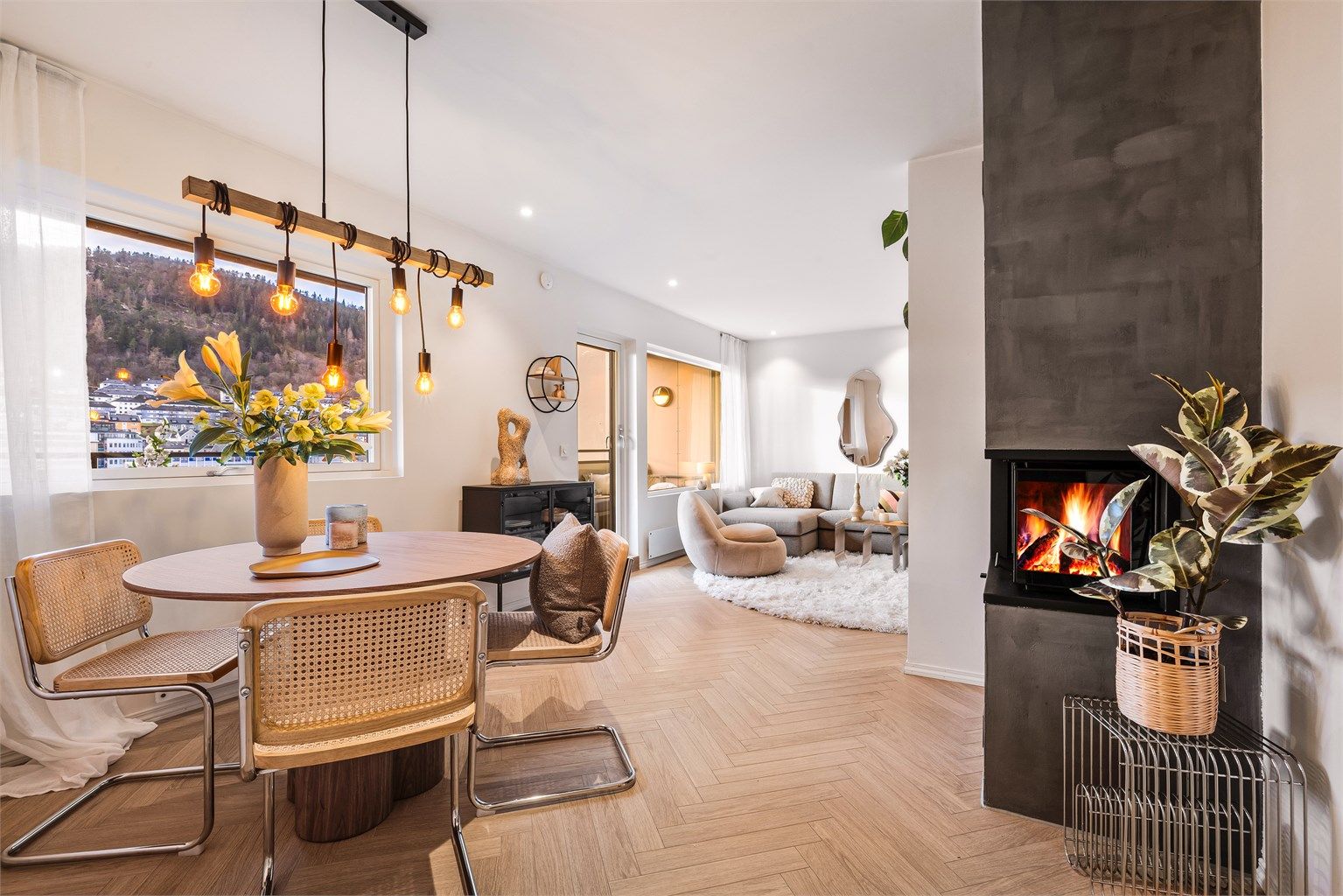 - Velkommen til en rålekker leilighet i 3. etasje med nydelig utsikt og gode solforhold. -