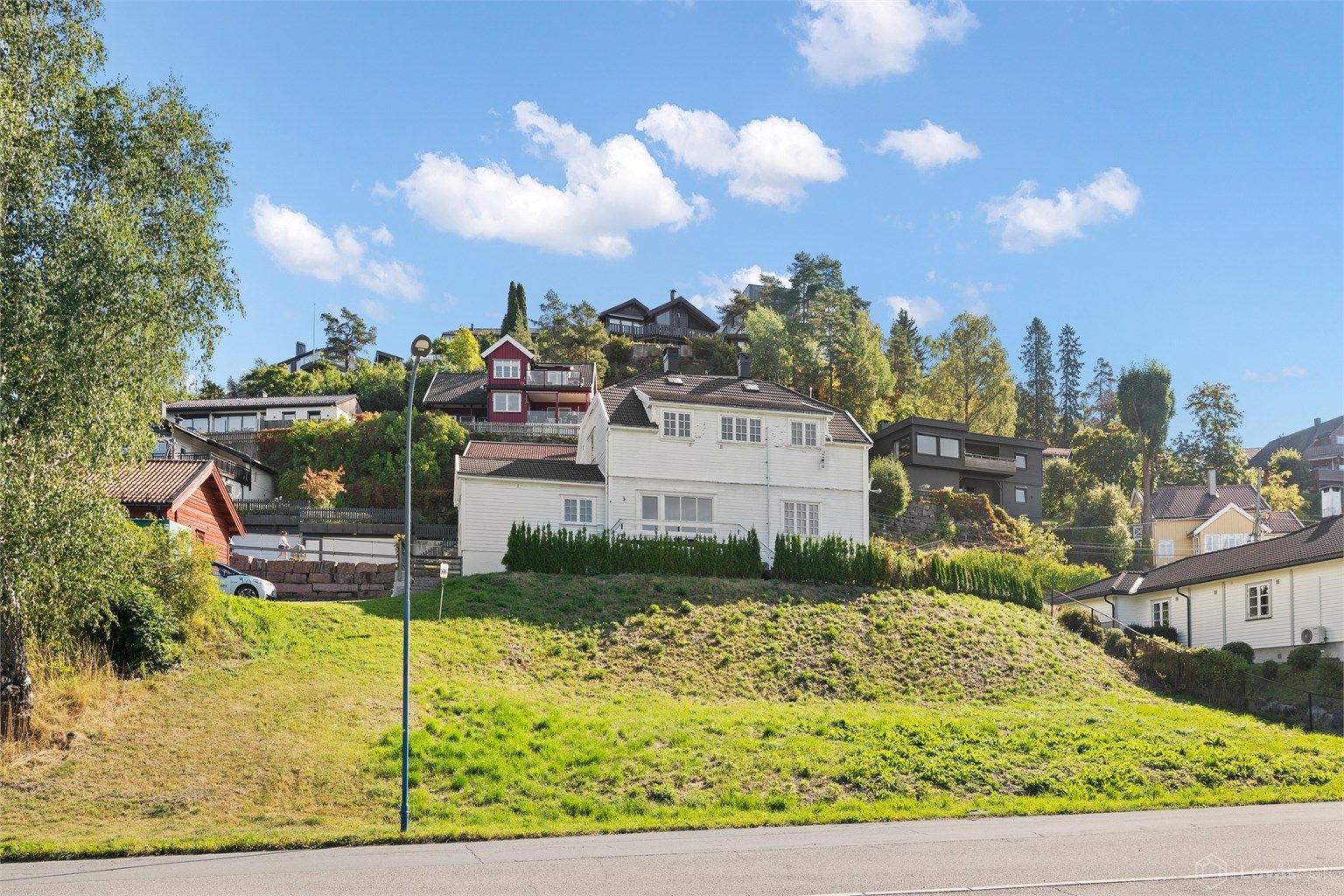 Eiendommen ligger fritt og høyt plassert i terrenget på Kjelsås.