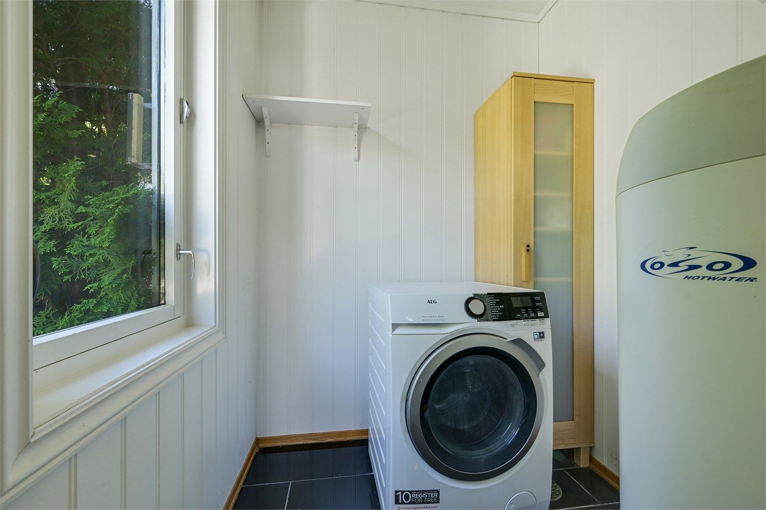 Praktisk vaskerom med god plass til vaskemaskin og tørketrommel. Det er også plass til oppbevaringsmøblement. (rommet er på bygningstegninger opplyst/tegnet inn som bod).