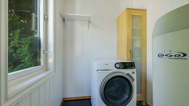 Praktisk vaskerom med god plass til vaskemaskin og tørketrommel. Det er også plass til oppbevaringsmøblement. (rommet er på bygningstegninger opplyst/tegnet inn som bod).