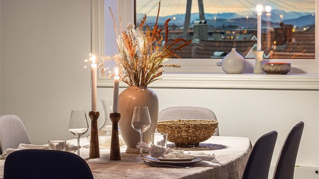 God plass til spisebord i stue, og fin utsikt til Bybrua.