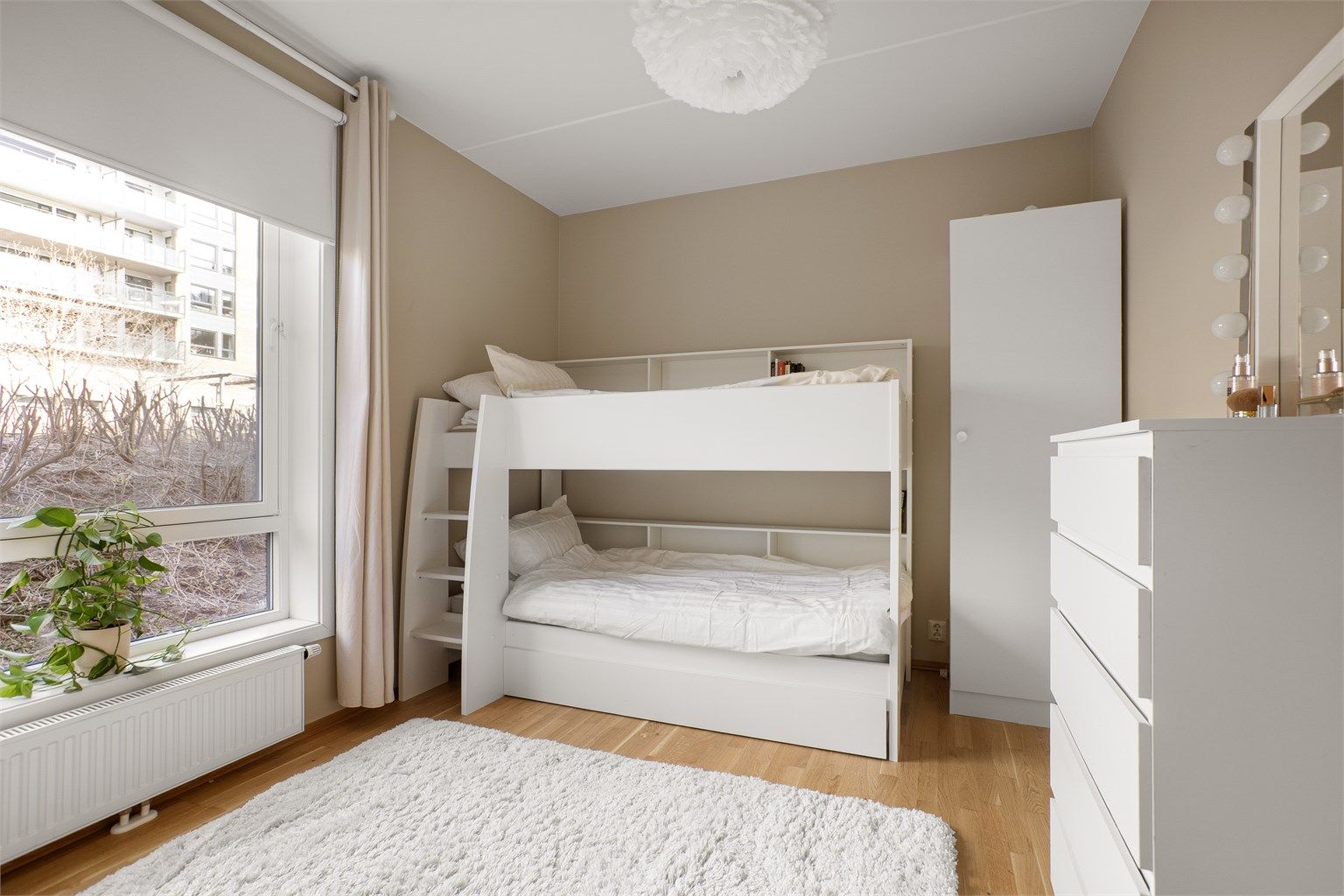 Soverom II - Plass til dobbeltseng med tilhørende nattbord og skrivepult. 