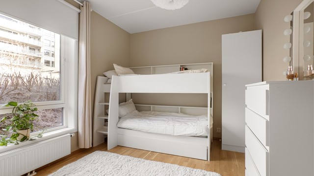 Soverom II - Plass til dobbeltseng med tilhørende nattbord og skrivepult.