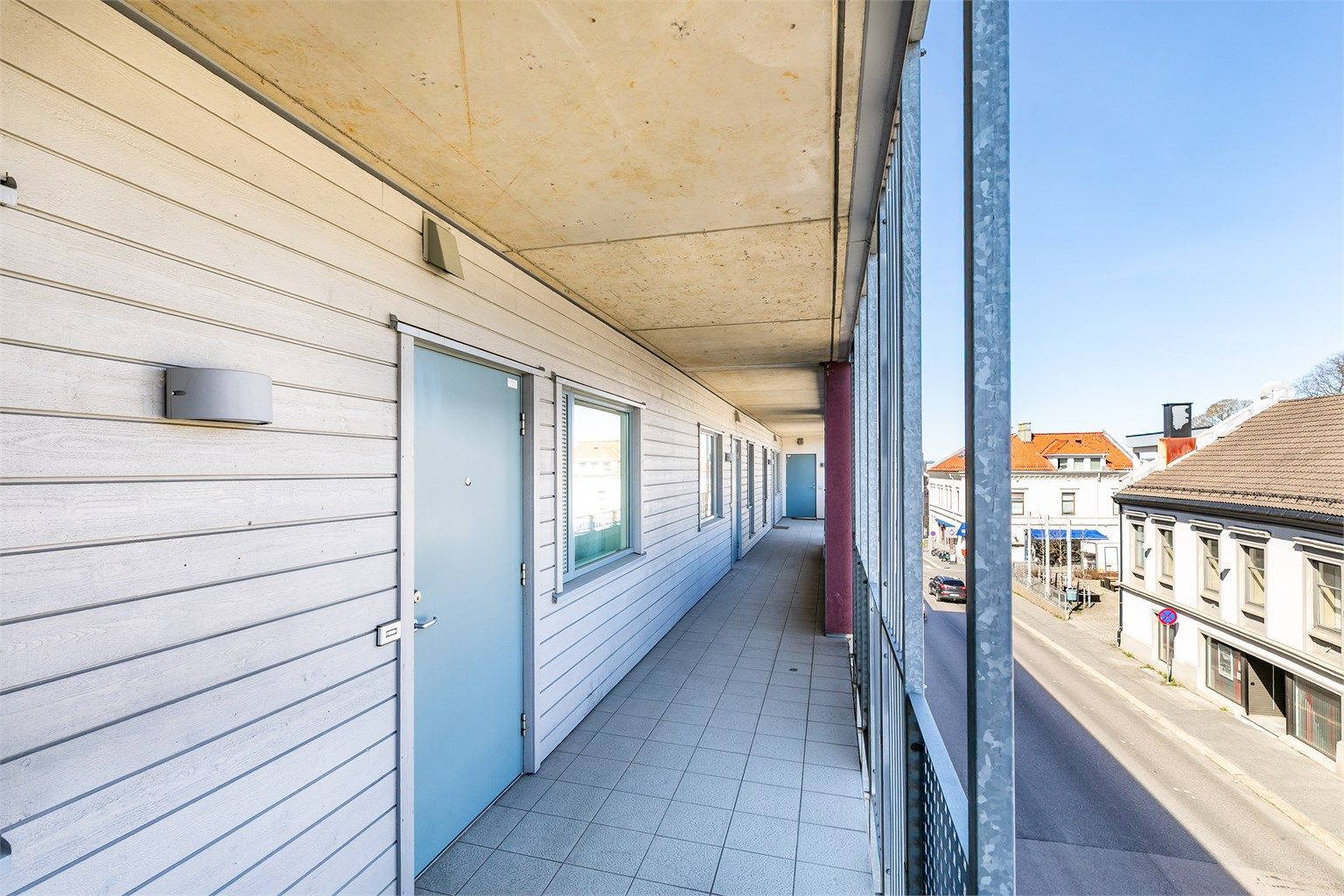 Adkomst til leiligheten skjer via felles svalgang. Heis i bygget gir enkel tilgang til alle etasjer.