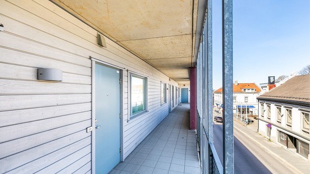 Adkomst til leiligheten skjer via felles svalgang. Heis i bygget gir enkel tilgang til alle etasjer.