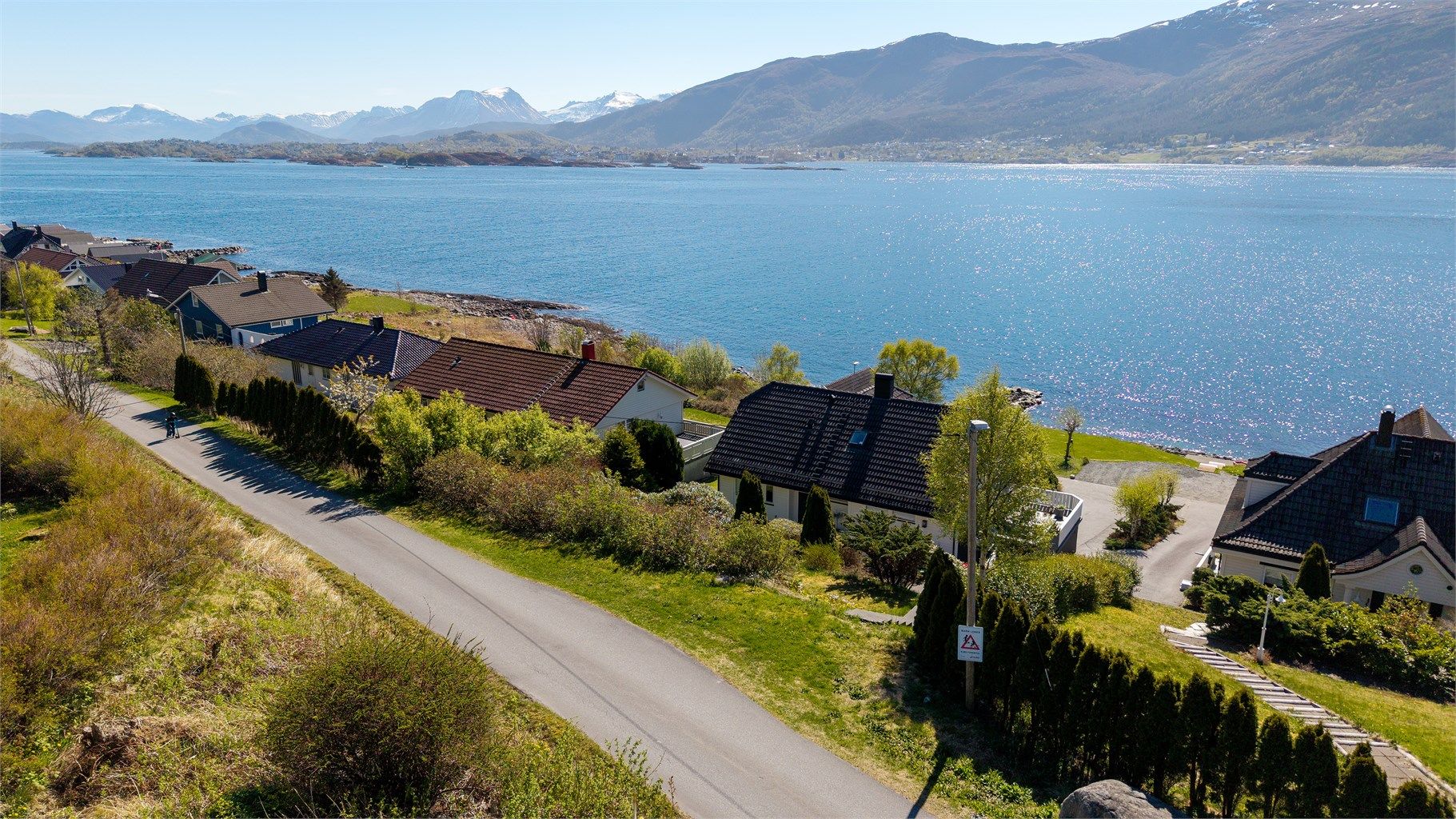 Eiendommen ligger i et stille og rolig nabolag