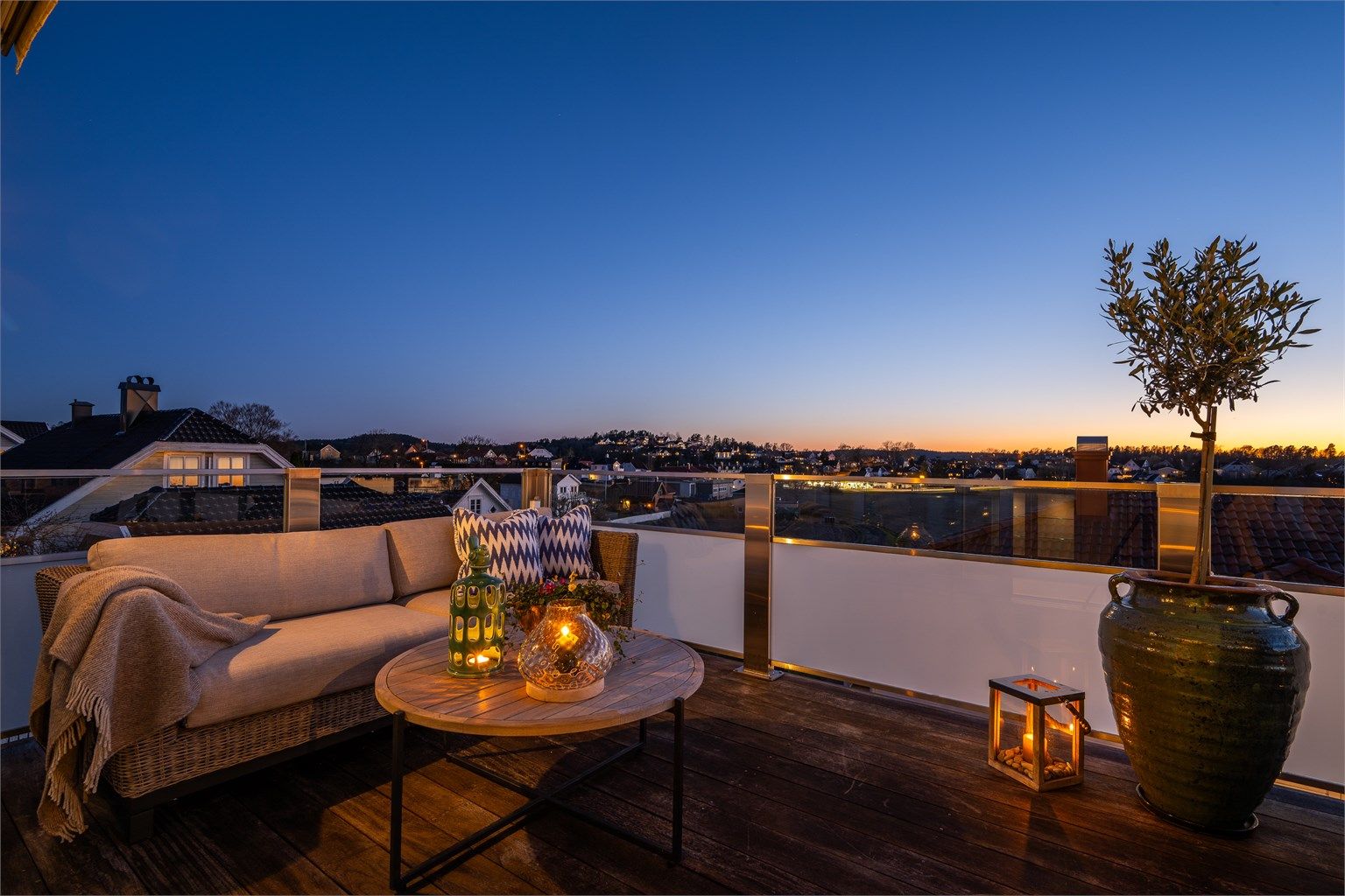 Utsikt fra den store balkongen i andre etasje.